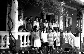 Despedida de los solteros Elma Pompa Gutiérrez Yegros y Carlos González De los Ríos en la casa de Juan Andrés Gill Ayala en 1969.