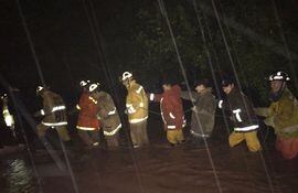 Bomberos de Yaguarón rescataron anoche a varias familias inundadas tras desborde de arroyo