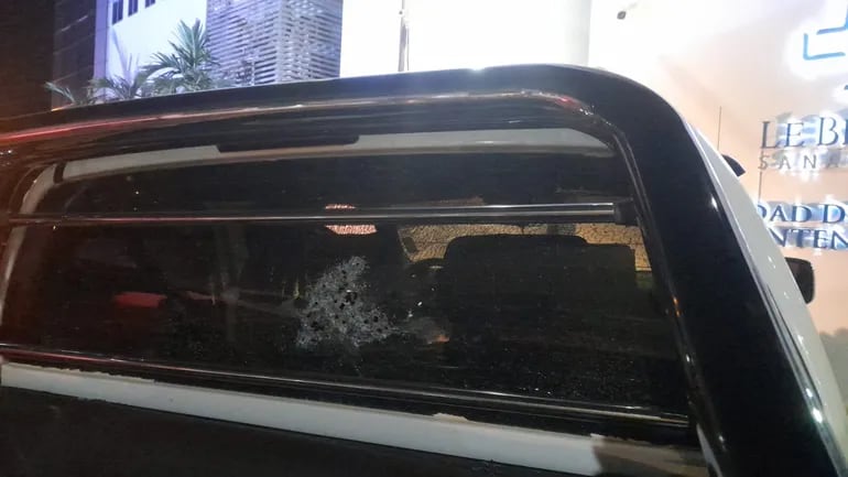 La camioneta quedó con impactos de bala en el parabrisas tras el intercambio de disparos.