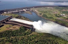complejo-hidroelectrico-paraguayo-brasileno-de-itaipu-con-uno-de-los-canales-de-su-vertedero-en-operacion-un-lujo-que-hoy-no-se-observa-debido-a-la-00623000000-1743716.jpg