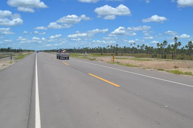 Ruta Bioceánica que conduce a la localidad de Carmelo Peralta.