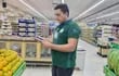 Un estudiante de la Universidad Nacional del Este cuando colectaba los datos de la canasta básica en un supermercado.