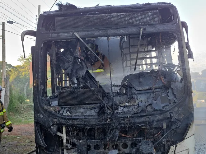 Parte frontal del bus se quemó por completo. (gentileza Bomberos Voluntarios).