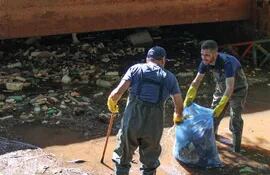 Pese a los esfuerzos de mantener limpio el arroyo Amambay el cauce se vuelve a llenar de basura.