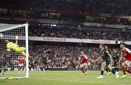 Gol del brasileño Gabriel Martinelli para Arsenal ante el Aston Villa del arquero argentino Emiliano Martínez, en la fecha pasada.