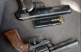 Las dos armas de fuego que se incautaron durante la persecución.