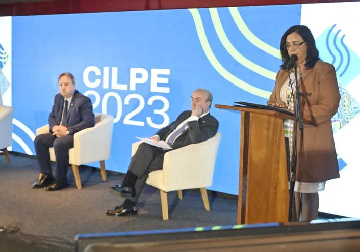 La ministra de la Secretaría de Políticas Lingüísticas, Ladislaa Alcaraz, destacó la diversidad lingüística del Paraguay durante la inauguración de CILPE 2023. El acto contó con la participación del embajador Raúl Silvero, en representación del Ministerio de Relaciones Exteriores y Mariano Jabonero, secretario general de la OEI.