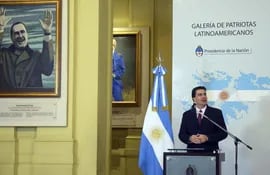 el-jefe-de-gabinete-del-gobierno-argentino-jorge-capitanich-habla-durante-una-rueda-de-prensa-informando-sobre-el-acuerdo-con-el-club-de-paris-efe-201018000000-1088737.jpg