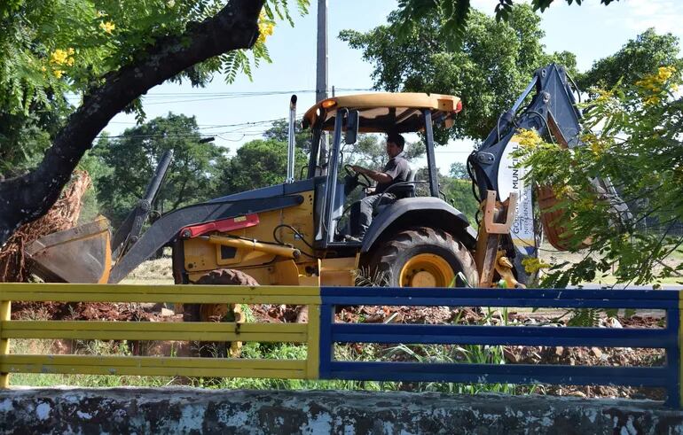 Tractor de la Municipalidad realizando la compactación de escombros y basura en la ciclovía.
