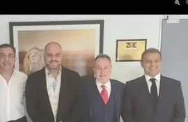 Héctor Yrimia, de corbata roja, junto a Leonardo Cositorto (en el centro), Gustavo Saavedra, Norman Próspero, y Eduardo Llaser.