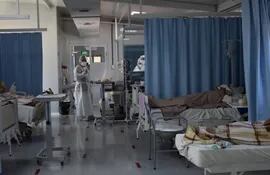 En el Hospital Nacional, el 90% de las camas de terapia intensiva están ocupadas y un 80% en el área de clínica médica.