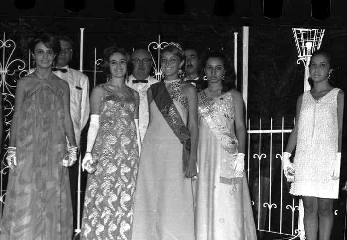 Las reinas salientes y las nuevas soberanas del Club Caacupé en 1968. En el centro Liliana Sequera Netto.
