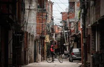 Un hombre con tapabocas es visto al interior del barrio Villa 31, luego del crecimiento de los casos detectados de covid-19 en barrios populares de la ciudad de Buenos Aires (Argentina).