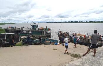 El repunte del rìo Paraguay, permite de nuevo la navegacion de embarcaciones en la zona norte, la fotografia ilustra el puerto de Fuerte Olimpo, en la mañana de este jueves.