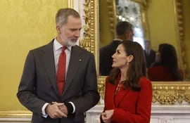 El rey Felipe VI y la reina Letizia antes de recibir a los participantes a la reunión anual del Patronato del Instituto Cervantes, celebrada hace unos días en el Palacio Real De Aranjuez.