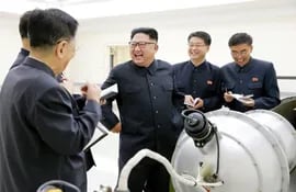 kim-jong-un-y-colaboradores-en-una-instalacion-nuclear-segun-esta-foto-de-la-agencia-oficial-norcoreana--190356000000-1703807.jpg
