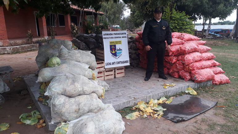 Un agente de la Policía Nacional posa con los productos incautados en Itá Enramada.