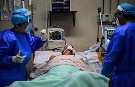 Un paciente con Covid-19 es asistido en terapia intensiva del Hospital de Clínicas, en San Lorenzo.