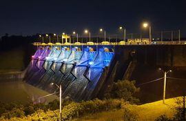 Imagen actual de la Central Hidroeléctrica Acaray, sobre el río Acaray, que desemboca en el río Paraná, en el departamento de Alto Paraná y que opera desde 1968, se ve iluminada con los colores patrios, en el contexto del mes de patria por el aniversario de la independencia.