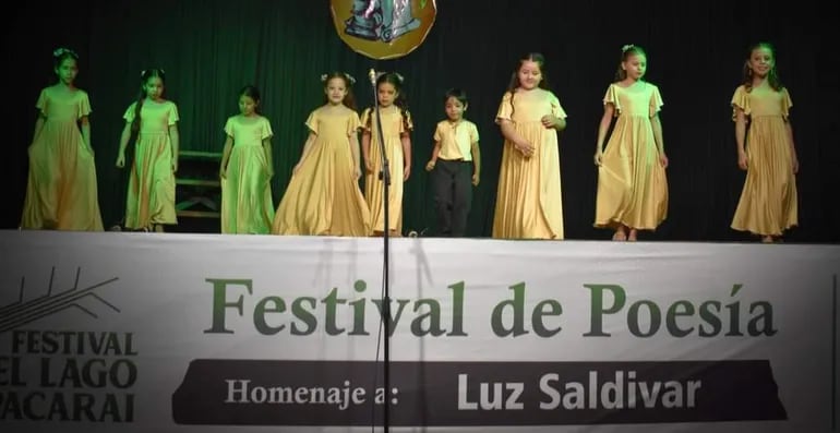La noche de Poesía fue una de las actividades culturales que emocionó al público, ya que se tuvo la participación de talentosos niños y se hizo un homenaje especial a Luz Saldivar.
