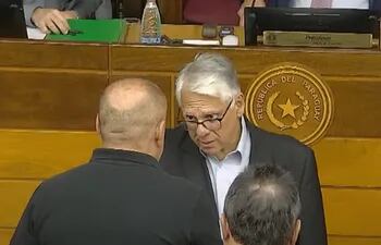 El senador Ignacio Iramai (PEN) al igual que al senador Tony  Barrios (HC) también reclamó al senador Basilio "Bachi" Núñez (ANR, HC) su falta de código.