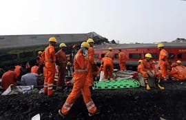 Miembros de las fuerzas de rescate de la India trabajan en la zona donde se produjo el accidente ferroviario, en Odisha Balasore (EFE)