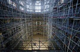 La nave central de la emblemática iglesia de Notre Dame, apuntalada completamente, dispuesta para emprender los trabajos de renovación.
