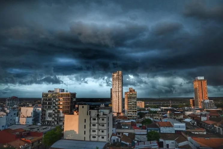 Cielo nublado con nubes negras sobre el centro de Asunción. Se ven varios edificios de altura.