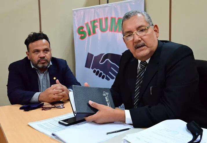 Ulise Ruiz Díaz (izq.) y Jorge Caballero, del Sindicato de Funcionarios del MIC.