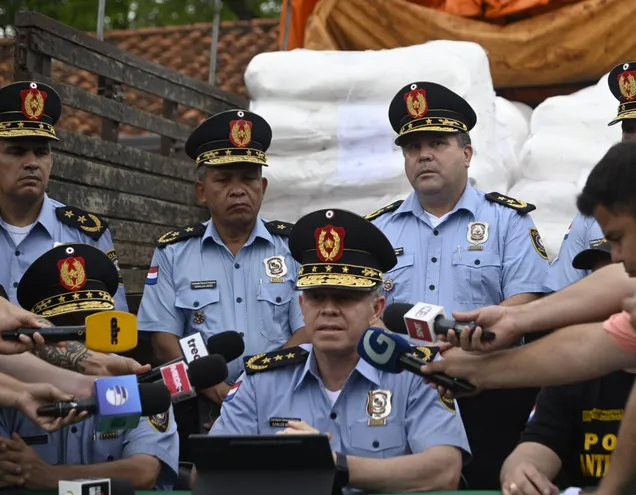El comandante de la Policía Nacional, Carlos Benítez, brindando datos sobre la incautación de cocaína en el puerto de Villeta.