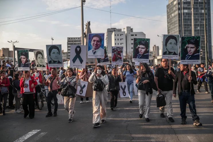 Decenas de personas protestan contra el gobierno de la presidenta de Perú, Dina Boluarte, hoy, en Lima (Perú).