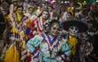 Personas caracterizadas de Catrinas y Catrines durante una procesión por el Día de Muertos en México. Las tradiciones de esta festividad mexicana serán celebradas hoy también en Asunción.