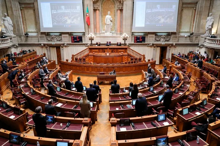 Miembros del parlamento portugués durante la sesión de votación para la legalización de la eutanasia, este viernes en Lisboa.