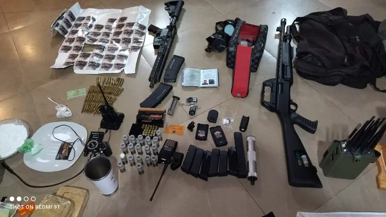 Gran cantidad de armas y municiones de diverso calibre fueron encontradas durante el allanamiento efectuado al caer la tarde de hoy en una vivienda del barrio Ykuá Satí de Asunción.