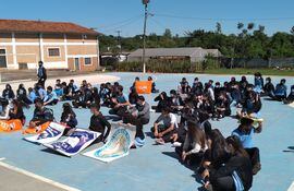 Estudiantes de los colegios San Alfonso, Mariscal Estigarribia, República de Nicaragua, Virgen Poderosa y de la Organización estudiantil Unepy, participaron de esta sentata.