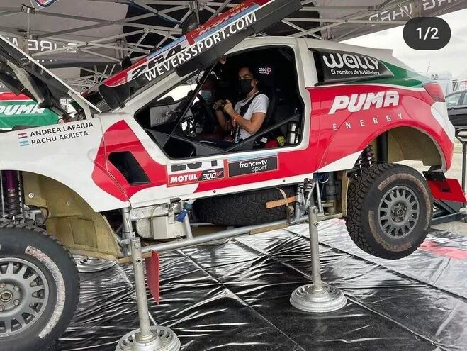 Andrea Lafarja, junto a “Pachu” Arrieta, montados en el Borgward BX7 que pilotará en el Dakar.
