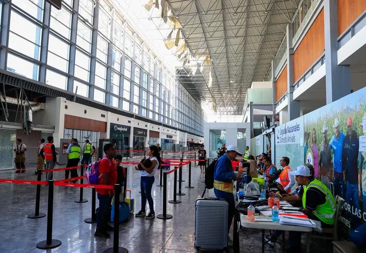 Personas esperan para tomar un vuelo en el Aeropuerto Internacional de Acapulco, estado de Guerrero (México). La migración “rejuvenece mano de obra” en ciudades de América Latina, según el BID. (EFE)