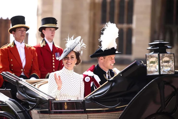 Kate Middleton, princesa de Gales, y su marido el príncipe Guillermo, se retiran en una carroza de la capilla de San Jorge, en una foto del 2023.