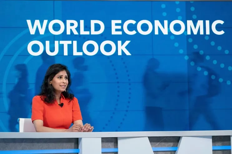 La economista jefe de FMI, Gita Gopinath habla durante la asamblea anual del fondo que se celebra de manera virtual, en Washington (EE.UU).