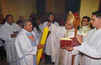 Monseñor Adalberto Martínez, al encender el cirio pascual. (Foto de archivo).