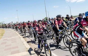 los-ciclistas-pedalean-alegremente-celebrando-en-asuncion-el-dia-mundial-sin-auto--220025000000-1631159.jpg