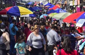 Entre el sábado y domingo, la feria del “Mercado Guasu” logró una gran concurrencia, que favoreció a incrementar la venta de productos de todo tipo.