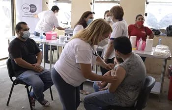 Imagen de una de las jornadas de vacunación contra el COVID en el Mercado 4 de Asunción.