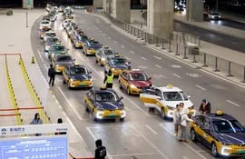 Alineación de taxis en el Aeropuerto Internacional Daxing de Beijing, China, 26 de enero de 2024