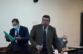 De izquierda a derecha, los exministros Luis Rojas y Francisco De Vargas, se disponen a retirarse de la sala de juicio.