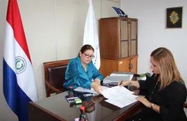 La Dra. María Lorena Segovia Azúcas (der.), inscribe su candidatura para el concurso de terna para el cargo de defensor general. También aparece en la foto la secretaria general del CM, Abg. Cecilia Martínez.