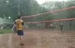 Un rayo cae a metros de jóvenes que jugaban un partido de "piki" bajo la tormenta.