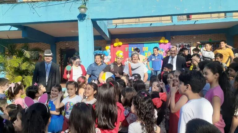 El supervisor, Fernando Acosta, del área 11-10 de la ciudad de Ñemby, y todo su equipo técnico, representaron a los personajes del Chavo del 8 para llevar alegría a las escuelas, por el Día del Niño.
