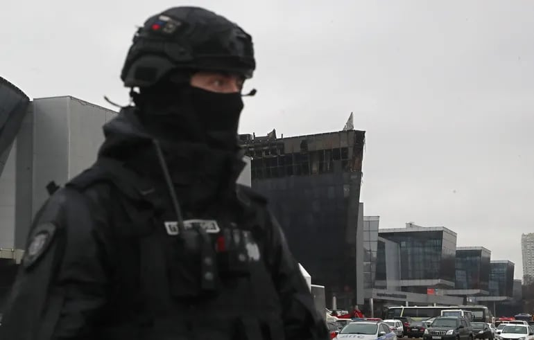 Un policía en las inmediaciones del salón de conciertos donde tuvo lugar el atentado, en las afueras de Moscú.