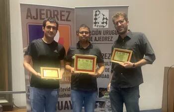 Neuris Delgado (medio), el ajedrecista paraguayo que salió campeón en el V Abierto de Montevideo “Copa Marcel Duchamp 2022” de Uruguay.